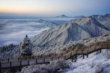 四川这座诗意小城，藏着惊艳世界的风景，雪山下的公园城市